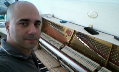 Klavierbaumeister bei der Arbeit am Klavier.